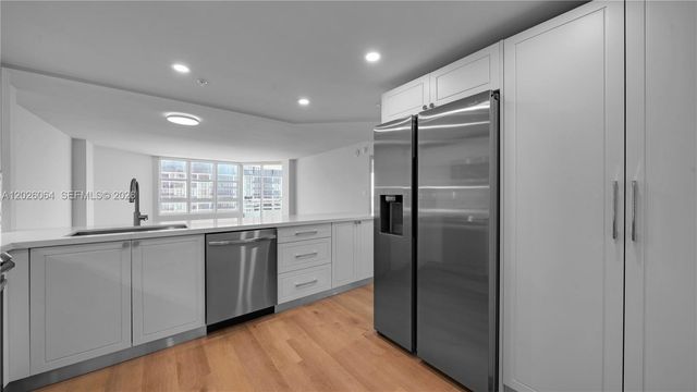 555 NE 34th St 1402, Miami, FL 33137