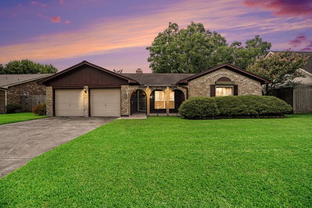 1813 22nd Avenue N, Texas City, TX 77590