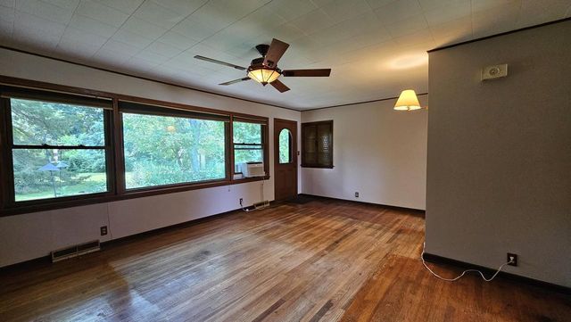 5257 S 28th STREET, Greenfield, WI 53221