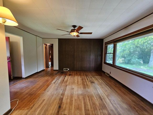 5257 S 28th STREET, Greenfield, WI 53221