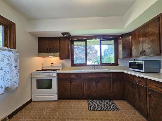 5257 S 28th STREET, Greenfield, WI 53221