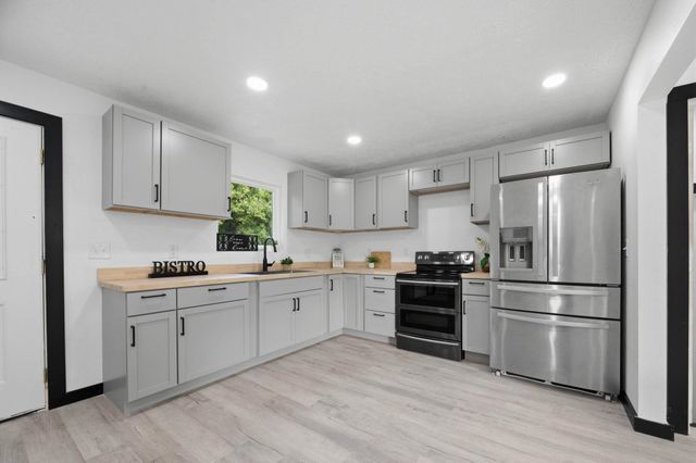 1045 N Ridgewood Dr, Wichita, KS 67208