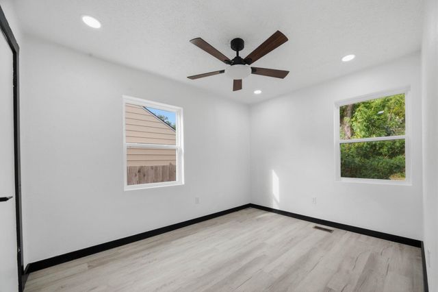 1045 N Ridgewood Dr, Wichita, KS 67208