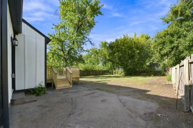 1045 N Ridgewood Dr, Wichita, KS 67208