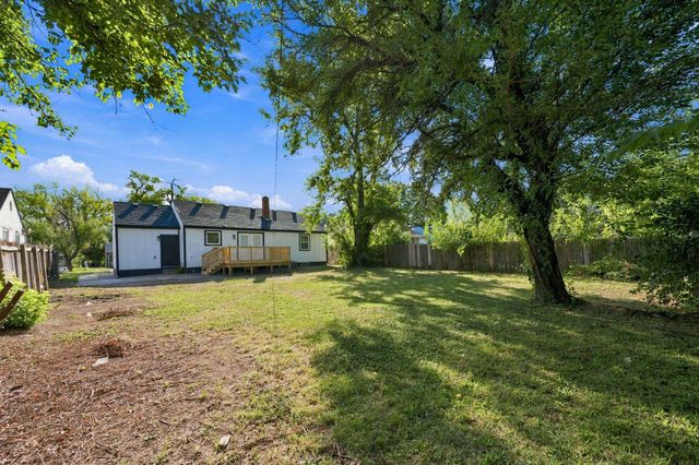 1045 N Ridgewood Dr, Wichita, KS 67208