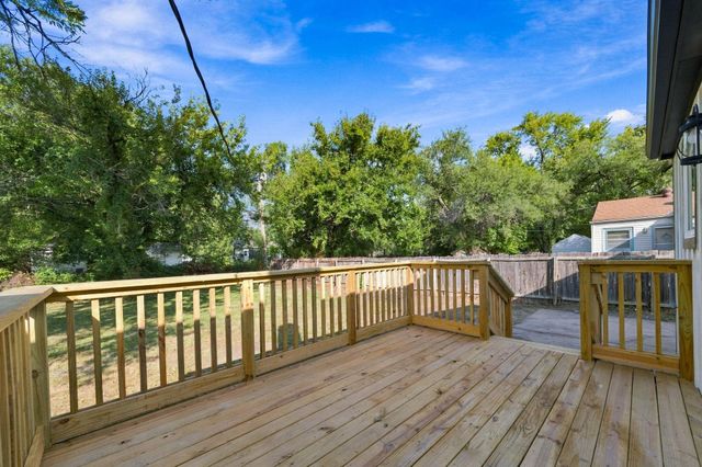 1045 N Ridgewood Dr, Wichita, KS 67208