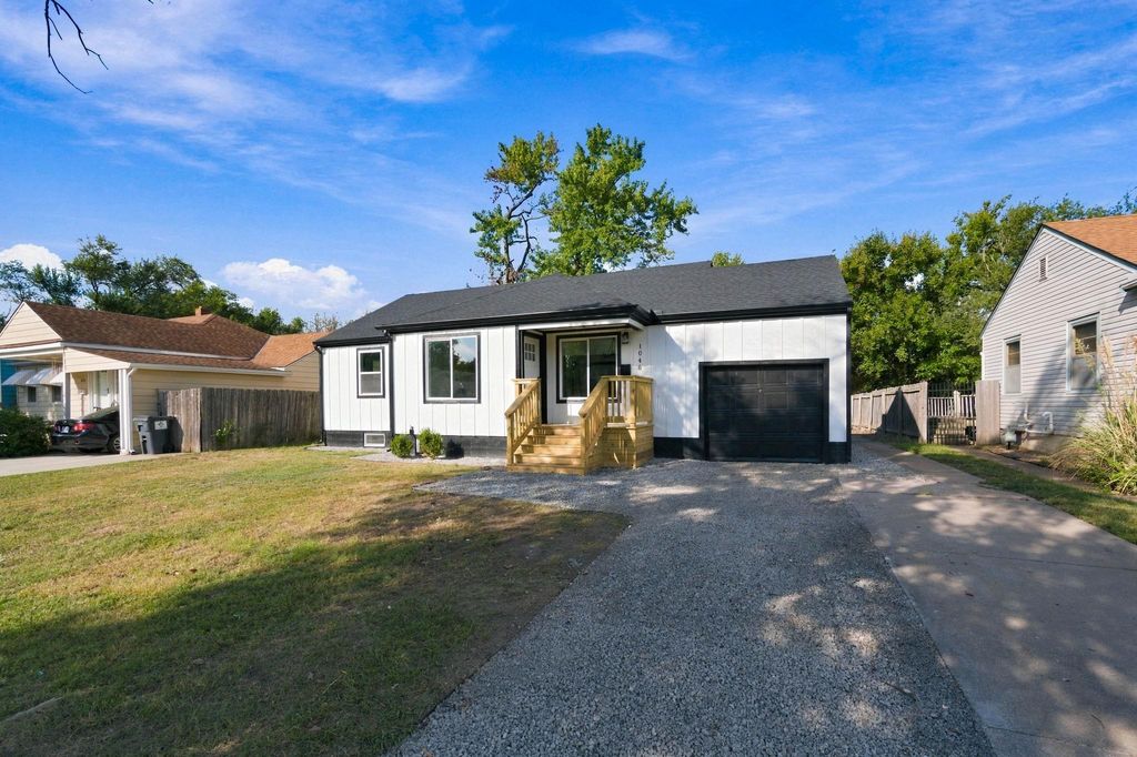 1045 N Ridgewood Dr, Wichita, KS 67208