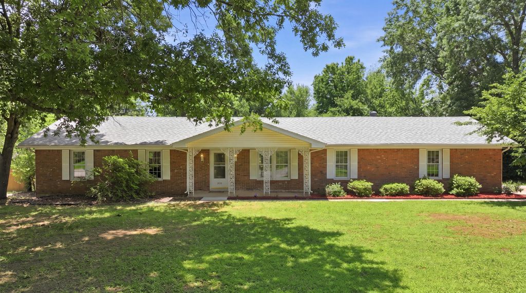 1666 E Richmond Street, Springfield, MO 65804