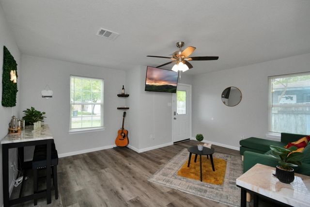 5410 Bataan Road, Houston, TX 77033