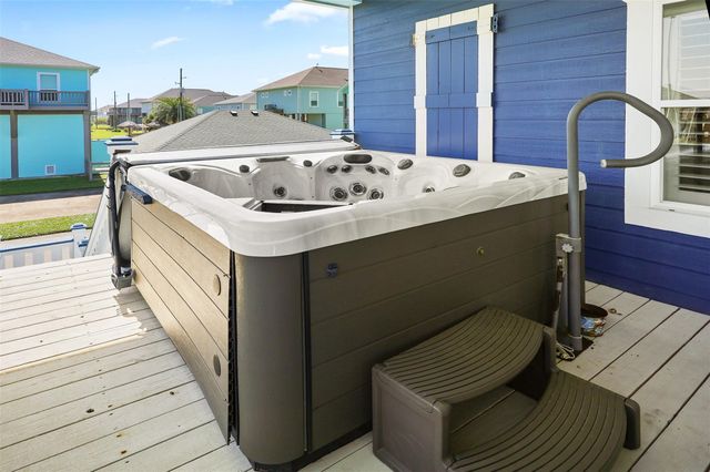 973 Kenlyn Drive, Crystal Beach, TX 77650