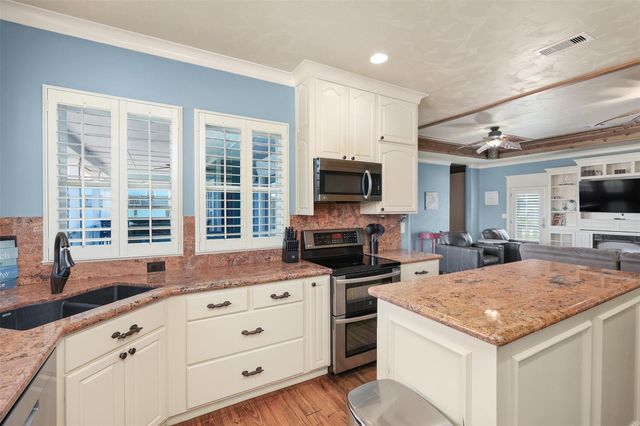 973 Kenlyn Drive, Crystal Beach, TX 77650