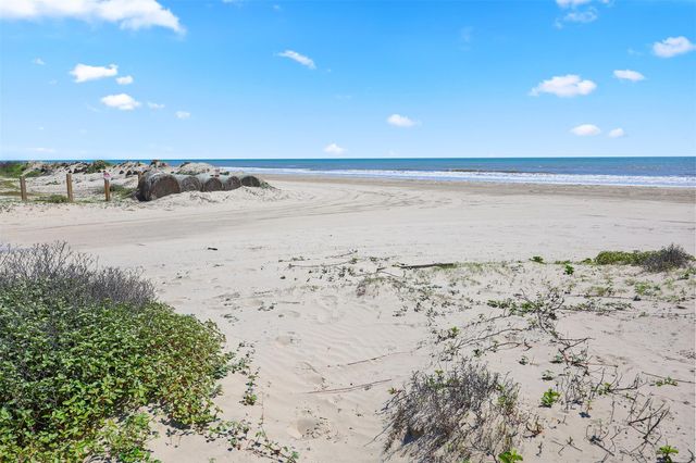 973 Kenlyn Drive, Crystal Beach, TX 77650