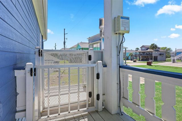 973 Kenlyn Drive, Crystal Beach, TX 77650