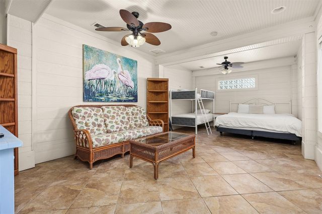 973 Kenlyn Drive, Crystal Beach, TX 77650