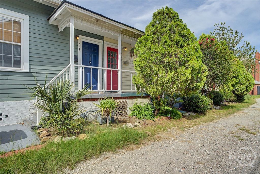 Image 1 of property listing at 530 E Gordon Lane, Savannah, GA 31401