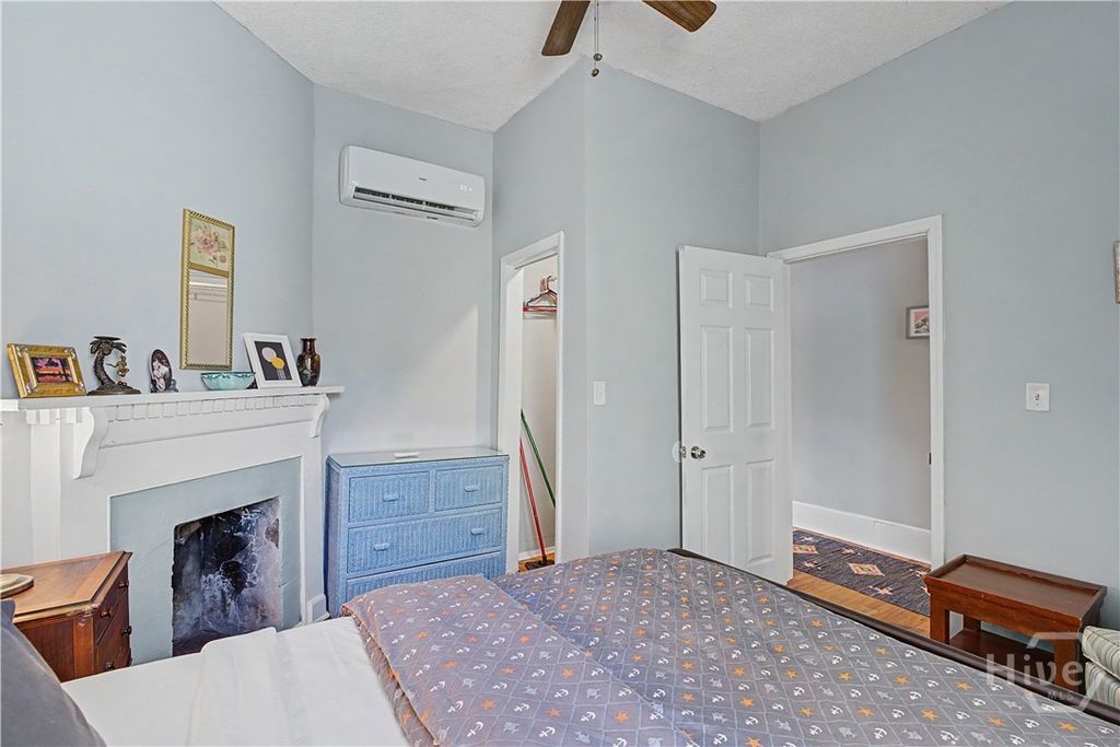 Image 10 of property listing at 530 E Gordon Lane, Savannah, GA 31401