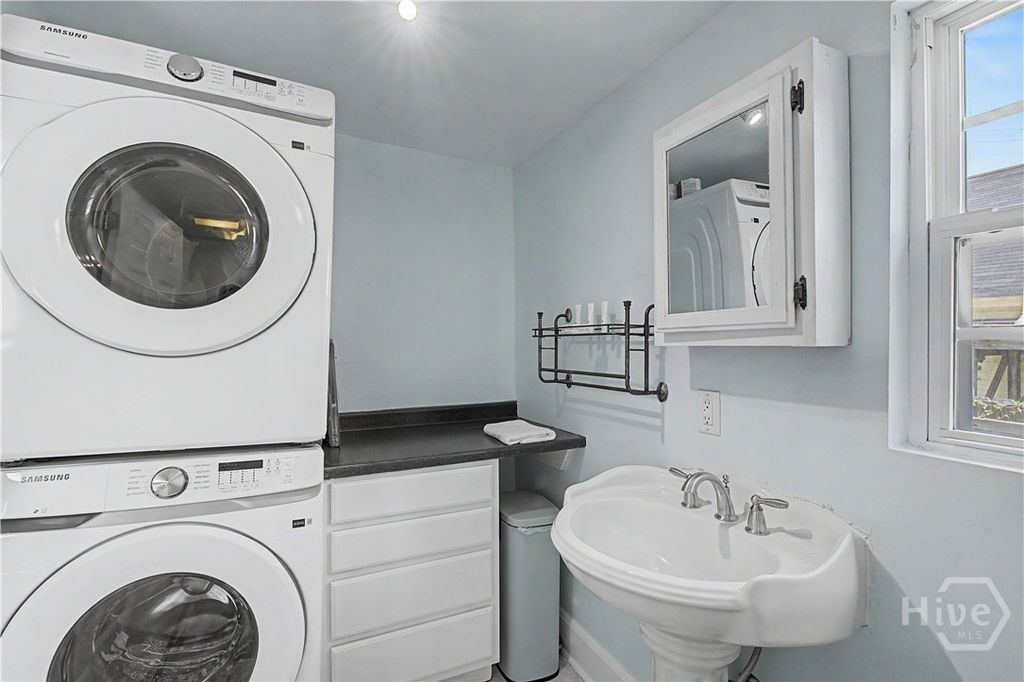 Image 13 of property listing at 530 E Gordon Lane, Savannah, GA 31401