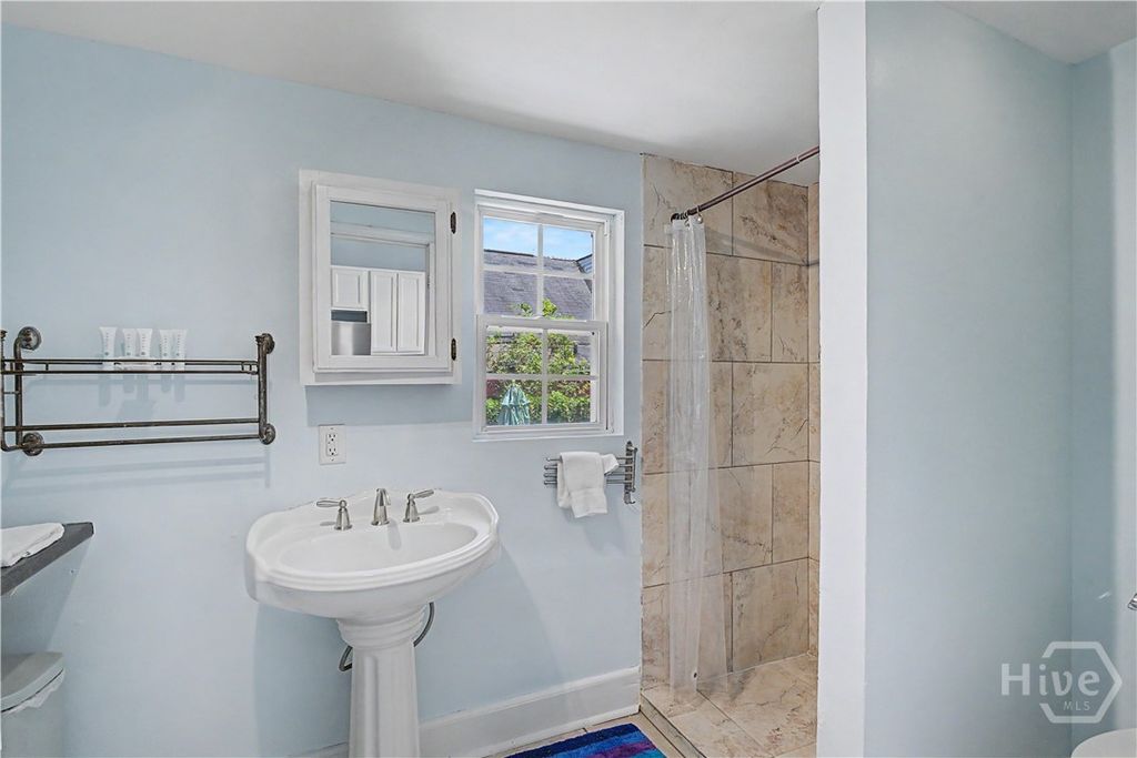 Image 14 of property listing at 530 E Gordon Lane, Savannah, GA 31401