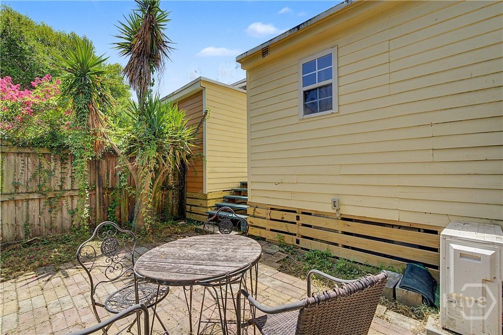 Image 15 of property listing at 530 E Gordon Lane, Savannah, GA 31401