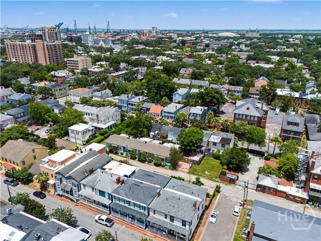 Image 19 of property listing at 530 E Gordon Lane, Savannah, GA 31401