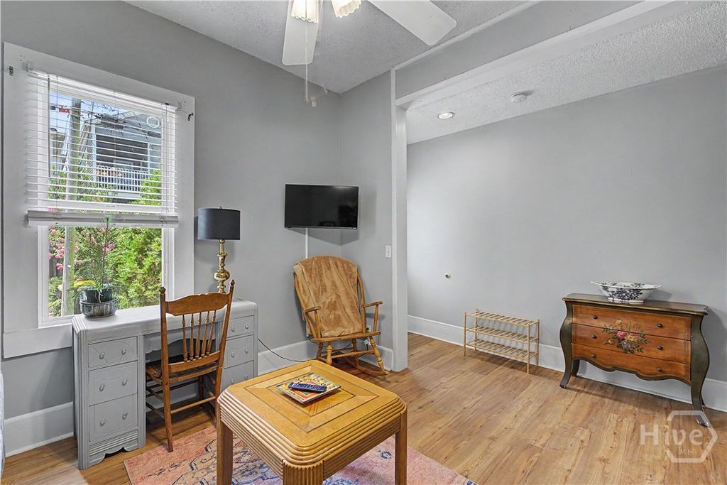 Image 4 of property listing at 530 E Gordon Lane, Savannah, GA 31401
