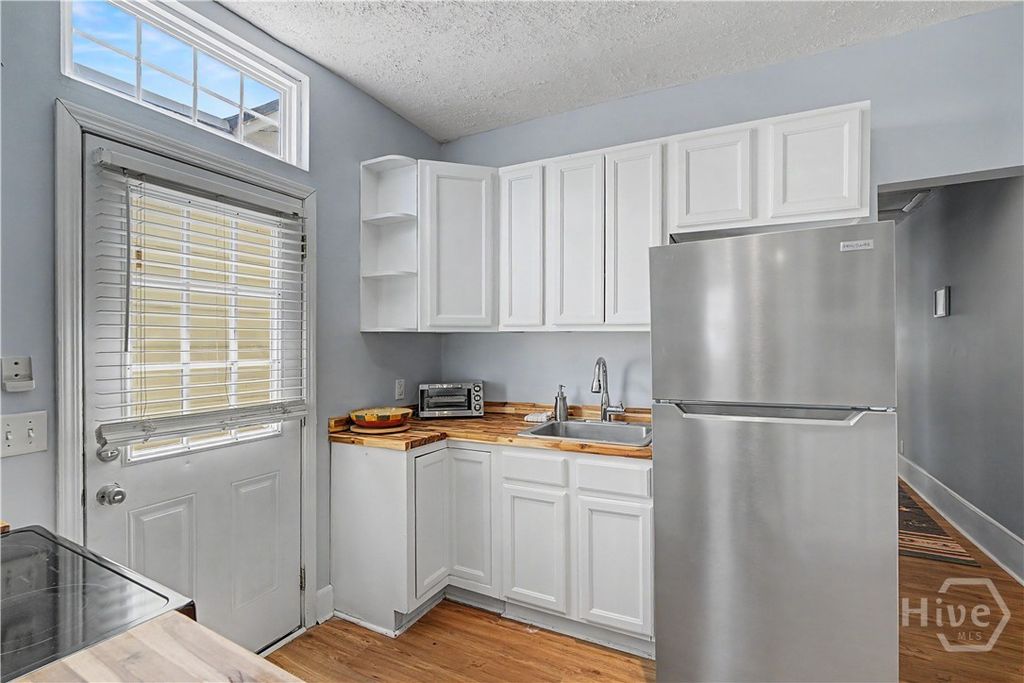 Image 7 of property listing at 530 E Gordon Lane, Savannah, GA 31401