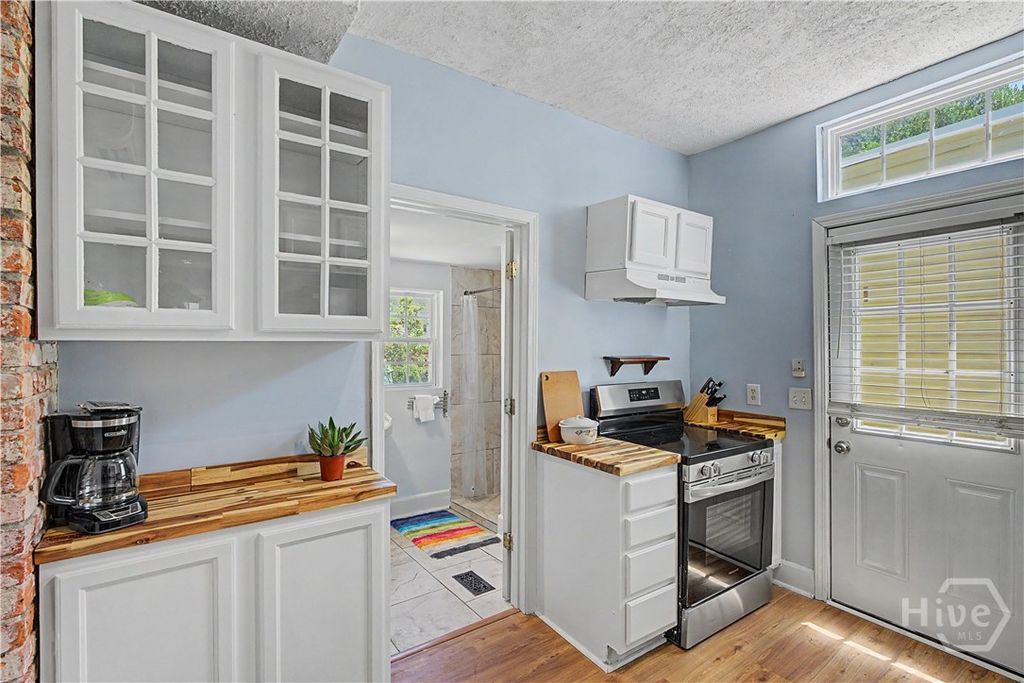 Image 8 of property listing at 530 E Gordon Lane, Savannah, GA 31401