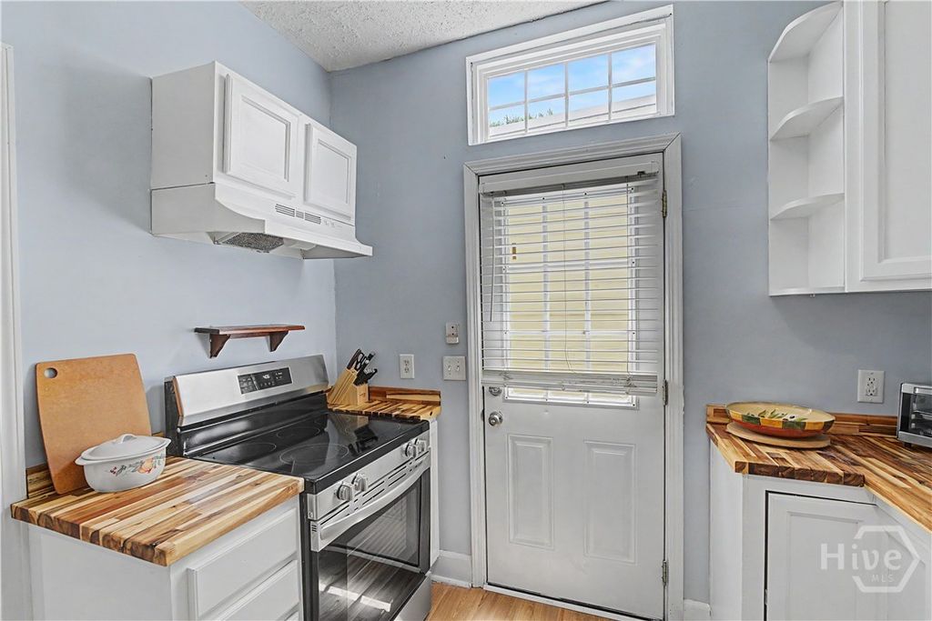 Image 9 of property listing at 530 E Gordon Lane, Savannah, GA 31401