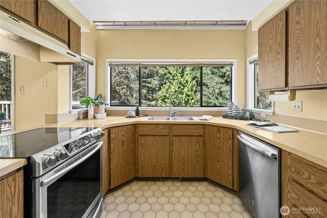 11649 NE Sunset Loop, Bainbridge Island, WA 98110