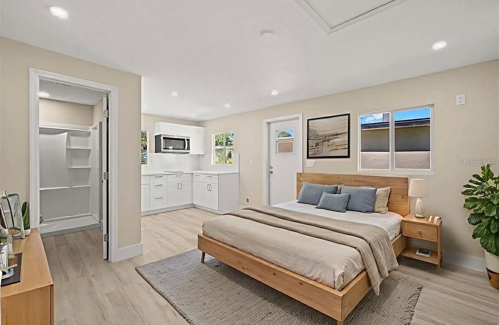 4135 DES MOINES STREET NE, St Petersburg, FL 33703