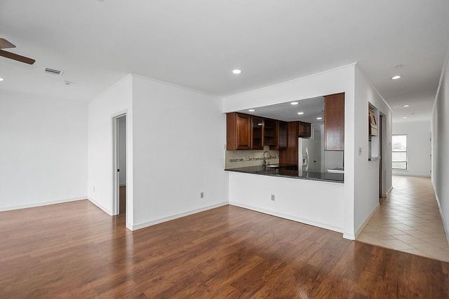 401 Lakeside Lane 311, Houston, TX 77058