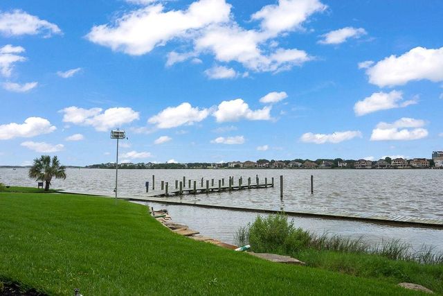 401 Lakeside Lane 311, Houston, TX 77058