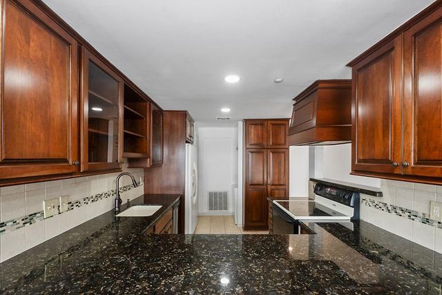 401 Lakeside Lane 311, Houston, TX 77058