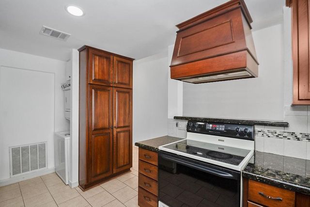401 Lakeside Lane 311, Houston, TX 77058