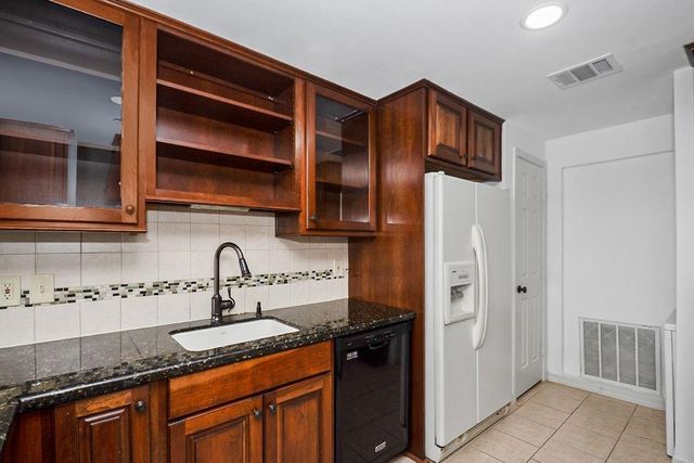 401 Lakeside Lane 311, Houston, TX 77058