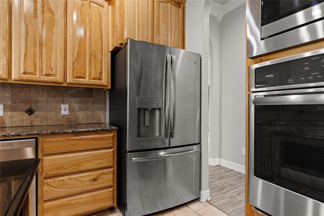 937 Queen Elizabeth Drive, Mcgregor, TX 76657