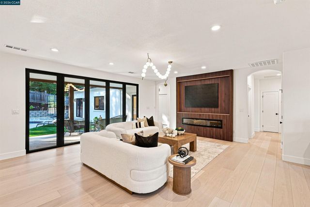 27 Crest Ave, Alamo, CA 94507