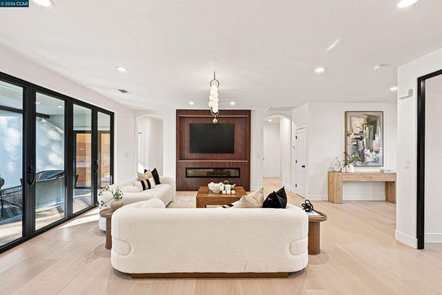 27 Crest Ave, Alamo, CA 94507