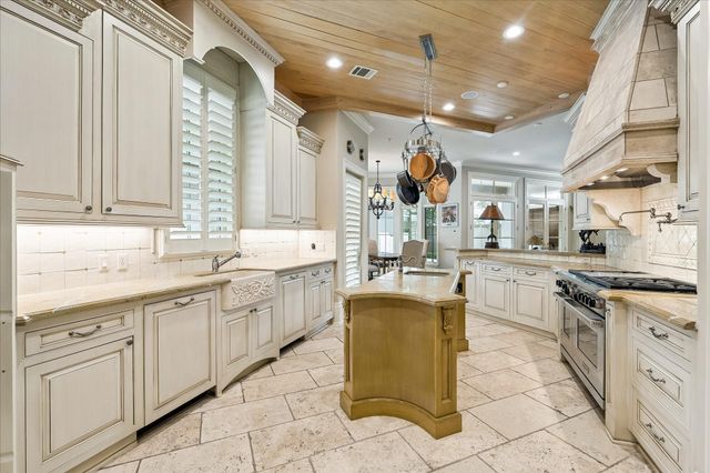 2242 Pelham Drive, Houston, TX 77019