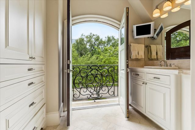 2242 Pelham Drive, Houston, TX 77019