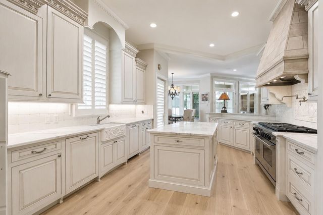 2242 Pelham Drive, Houston, TX 77019