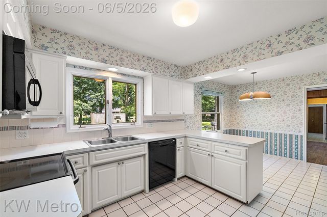 7036 Lindenmere Drive, Bloomfield Hills, MI 48301