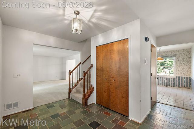 7036 Lindenmere Drive, Bloomfield Hills, MI 48301