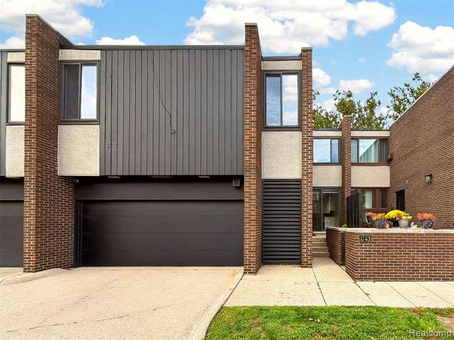 1243 Navarre Place, Detroit, MI 48207