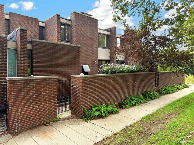 1243 Navarre Place, Detroit, MI 48207