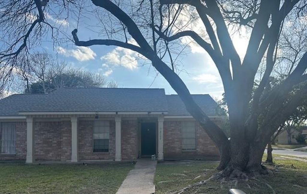 2102 Round Lake Drive, Houston, TX 77077