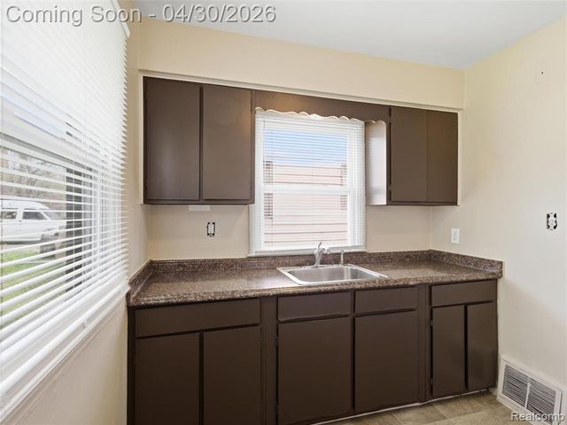 196 Luther Avenue, Pontiac, MI 48341