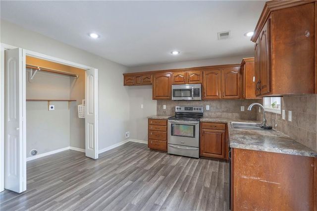 1600 N Dover Street, Independence, MO 64058