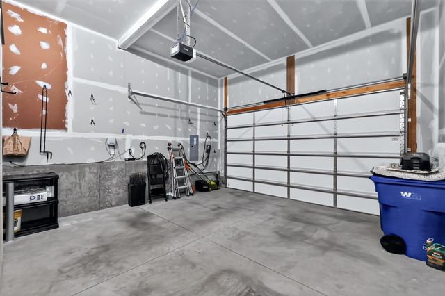 806 E Canterbury Ln, Colbert, WA 99005