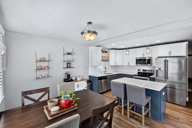 806 E Canterbury Ln, Colbert, WA 99005